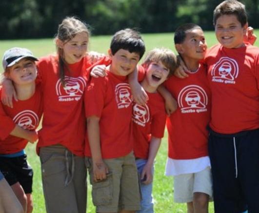 Les programmes de jeu pour le camp d'été visent le développement de l'intégration et de la socialisation des enfants