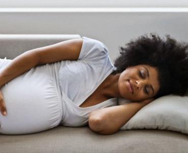 Puis-je dormir avec des femmes enceintes sur mon dos et pendant combien de temps?