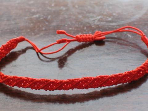 Kabbale: un fil rouge - une amulette protectrice du mauvais œil et des mauvais esprits