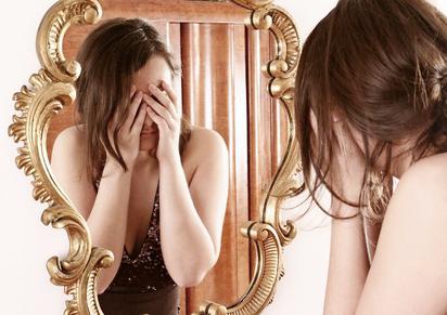 Quelques hypothèses pour lesquelles vous ne pouvez pas regarder dans le miroir en pleurant