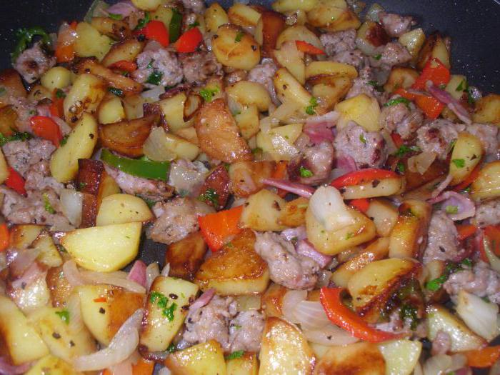 poulet avec ragoût de pommes de terre à kazan avec une photo