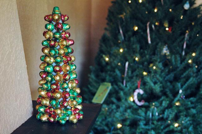 Arbre de Noël de bonbons: comment faire un cadeau original et sucré