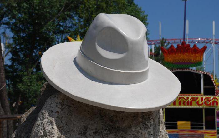Monument au chapeau blanc à Anapa